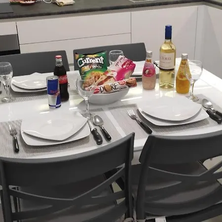 Apartment Amazing 2 Bedroom Location *